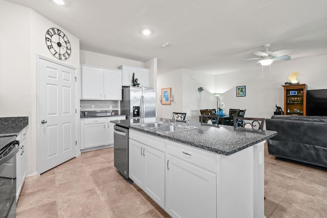 kitchen featuring stainless steel appliances, a ceiling fan, a sink, a kitchen island with sink, and open floor plan