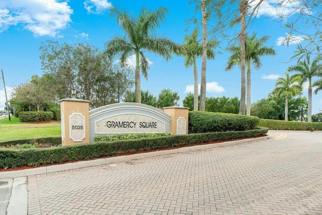 view of community / neighborhood sign