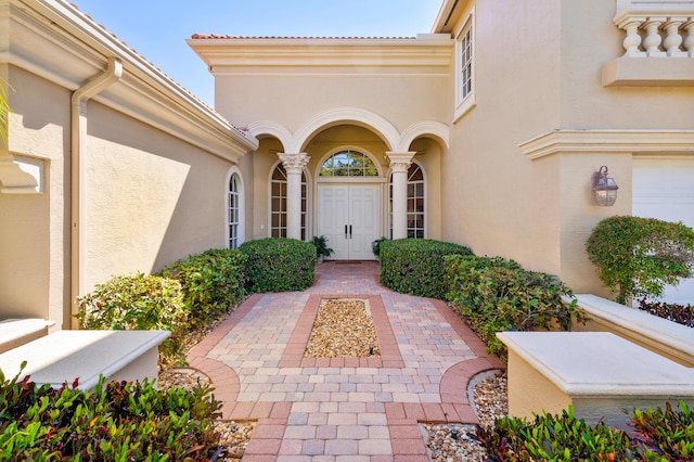 property entrance featuring stucco siding