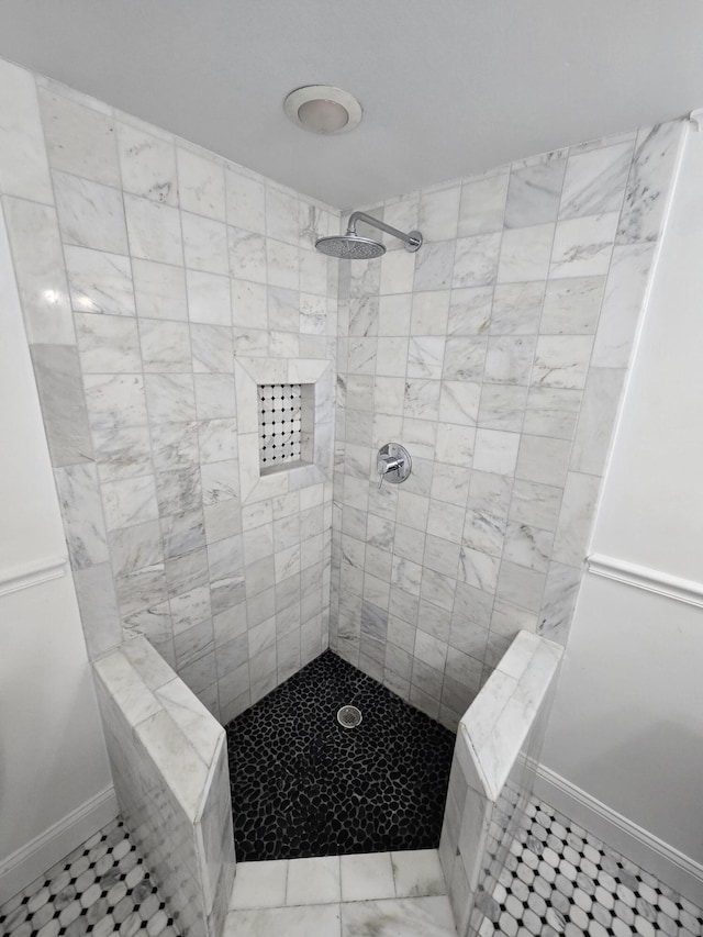 bathroom featuring a tile shower