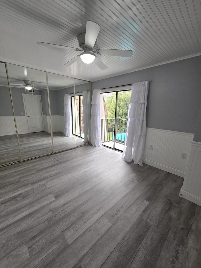 empty room featuring hardwood / wood-style floors, crown molding, and ceiling fan