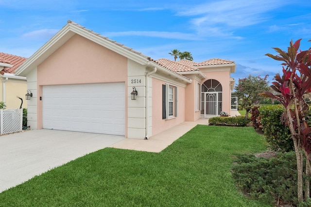 view of front facade featuring a garage and a front yard