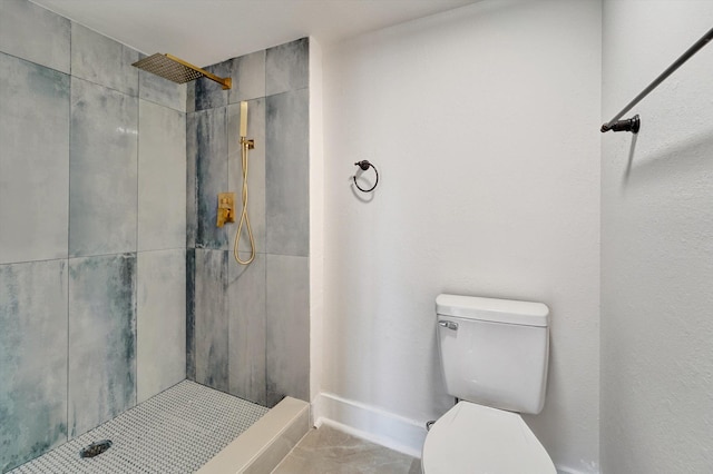 bathroom with toilet and a tile shower