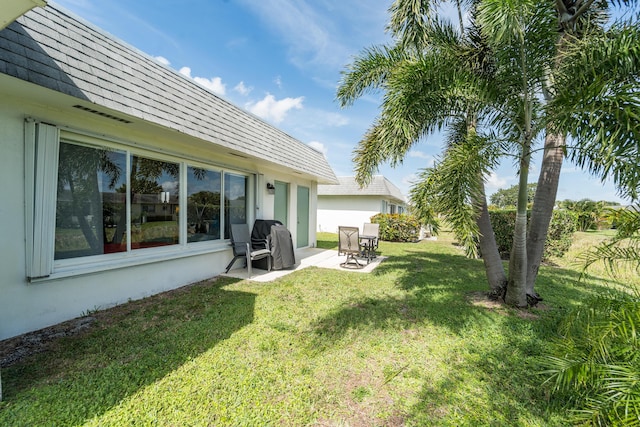 view of yard featuring a patio