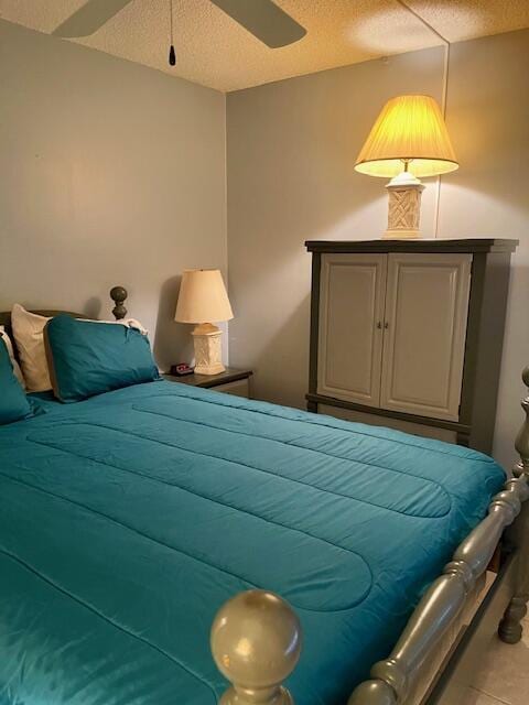 bedroom featuring a ceiling fan and a textured ceiling