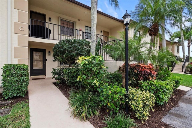 view of exterior entry with stucco siding