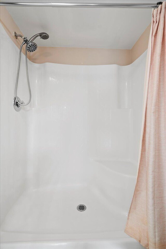 bathroom featuring a shower with curtain, vanity, and toilet