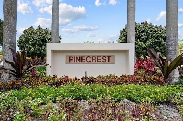 view of community / neighborhood sign