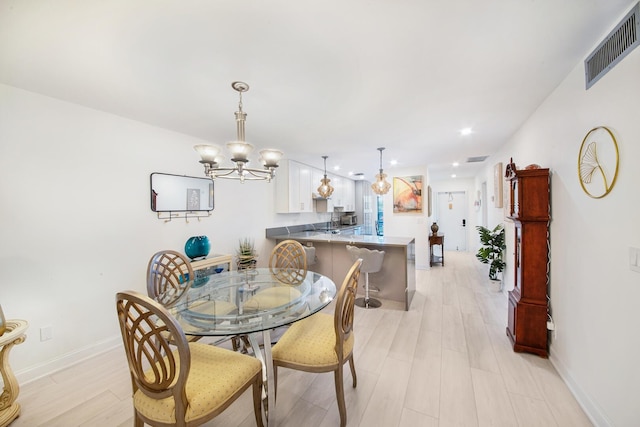 dining space featuring recessed lighting, visible vents, a chandelier, light wood-type flooring, and baseboards