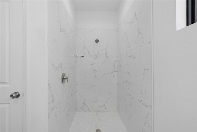 604 Lake Ave, Lehigh Acres, FL 33972 - bathroom featuring a tile shower