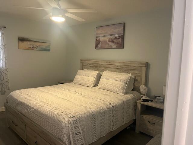 bedroom featuring ceiling fan