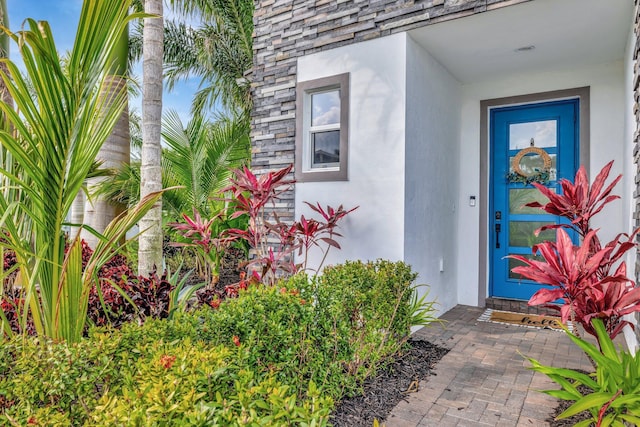 entrance to property with stucco siding