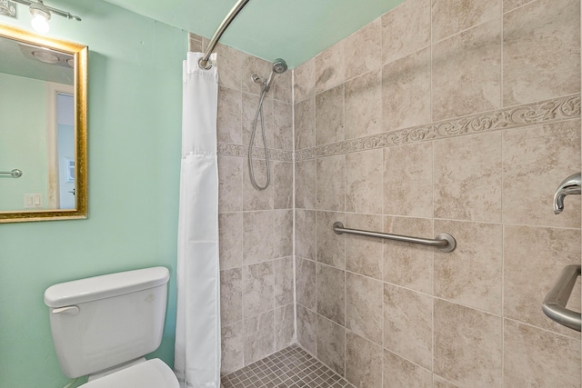 bathroom with toilet and tiled shower