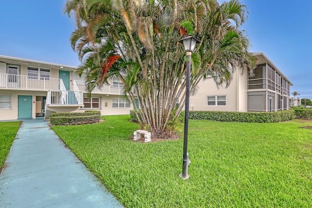 view of property's community featuring a lawn