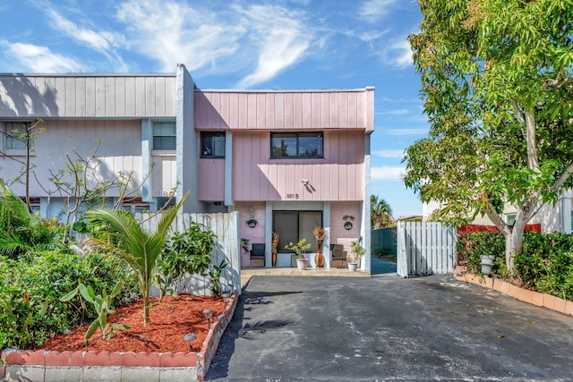 view of front of house with fence