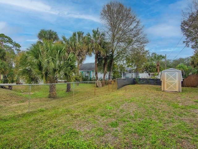 view of yard featuring an outbuilding