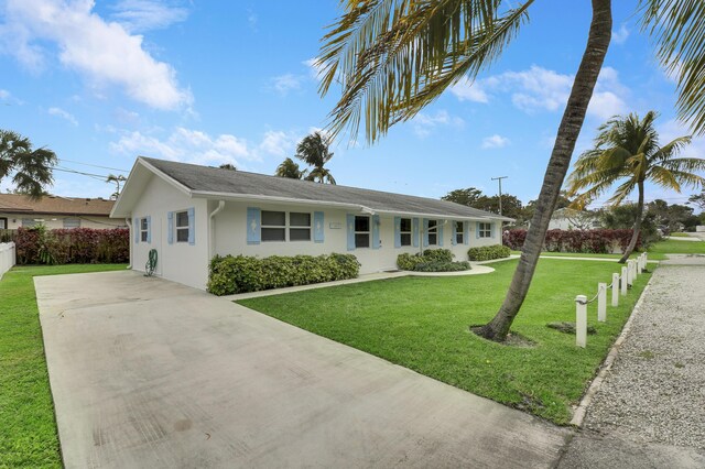 ranch-style home with stucco siding, fence, and a front yard