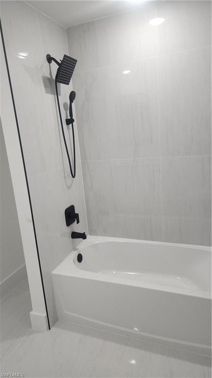 bathroom with tiled shower / bath combo