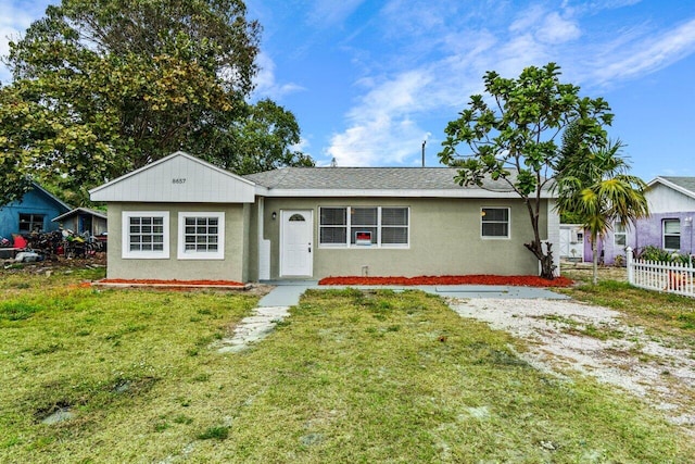 ranch-style house featuring a front yard