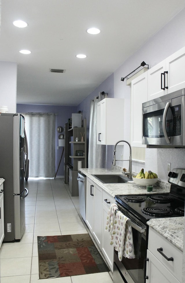kitchen featuring recessed lighting, stainless steel appliances, visible vents, and a sink