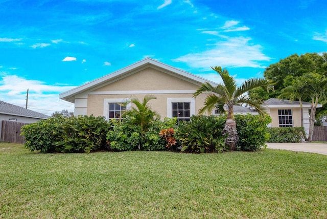 view of front of house featuring a front yard