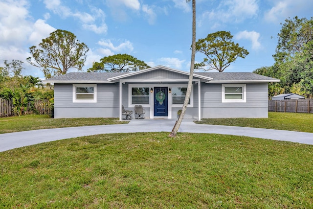 ranch-style home featuring a front lawn