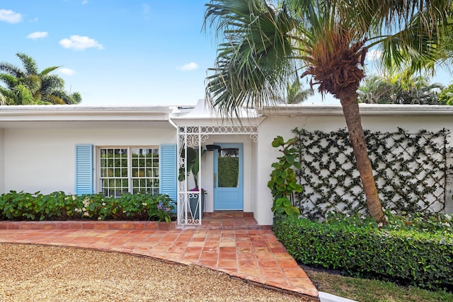 property entrance featuring stucco siding