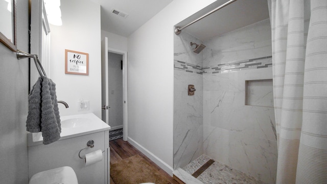 full bathroom with baseboards, vanity, visible vents, and a shower with curtain