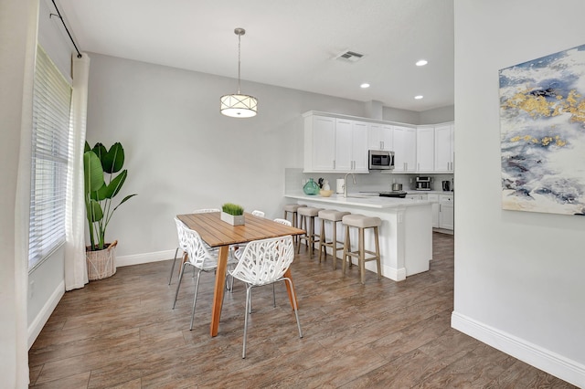 dining room featuring recessed lighting, visible vents, baseboards, and wood finished floors