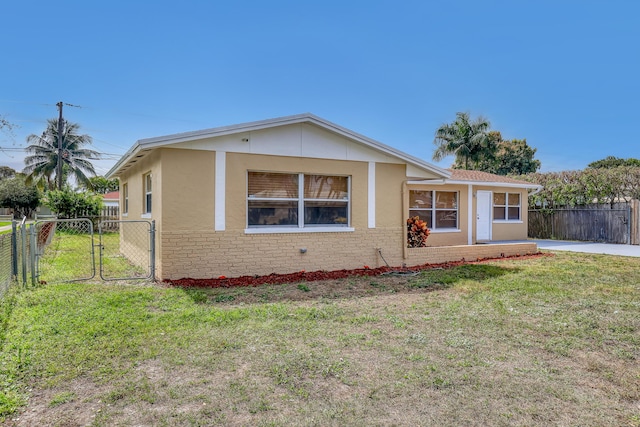 view of front of property with a front yard