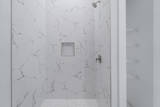 bathroom featuring tiled shower