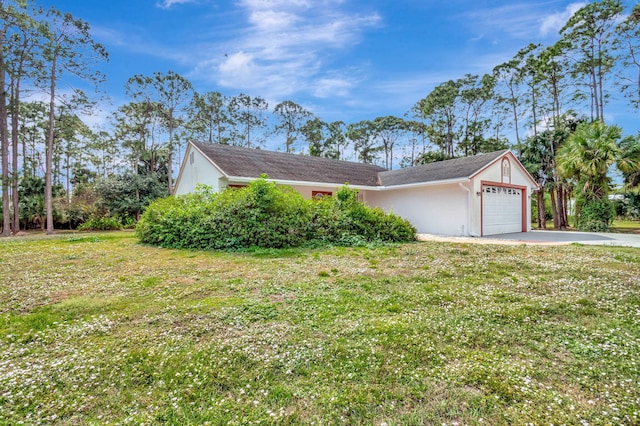 view of front facade featuring a garage and a front yard