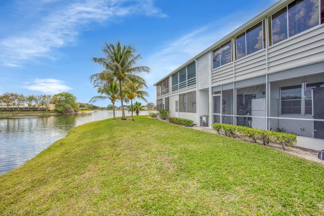 view of yard featuring a water view