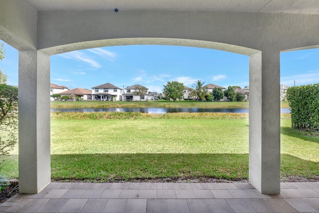 view of yard featuring a water view