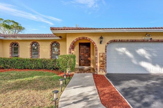 view of front of house with a front lawn and a garage