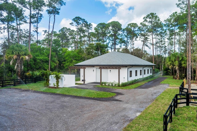 view of front of house featuring a front lawn