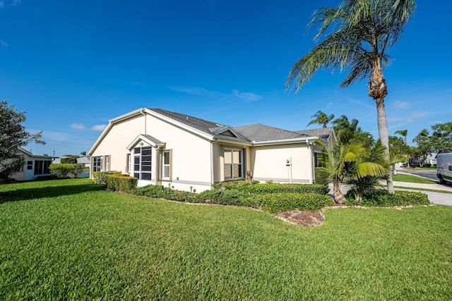 view of front facade featuring a front lawn and stucco siding