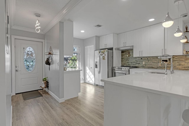 entryway with light wood finished floors, recessed lighting, visible vents, ornamental molding, and baseboards