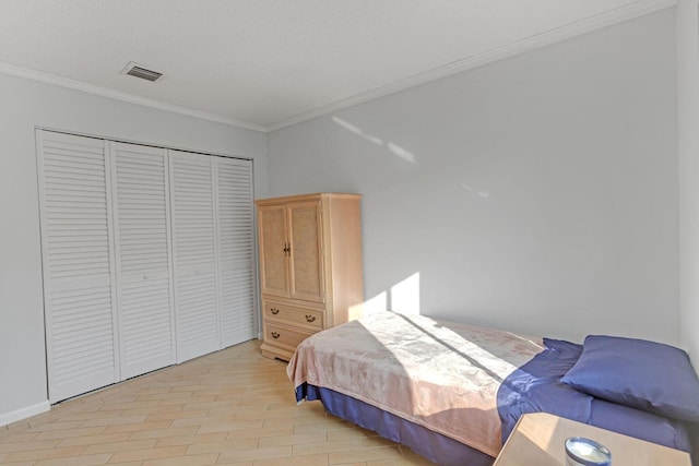 bedroom with a closet, visible vents, crown molding, and a textured ceiling