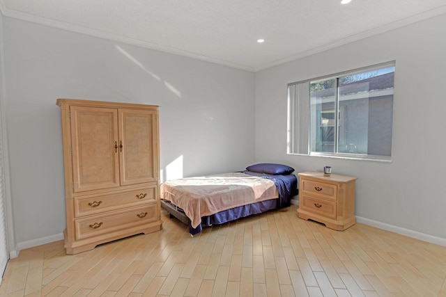 bedroom featuring light wood-type flooring, crown molding, baseboards, and recessed lighting