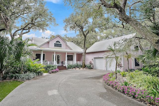 view of front of home featuring covered porch and driveway