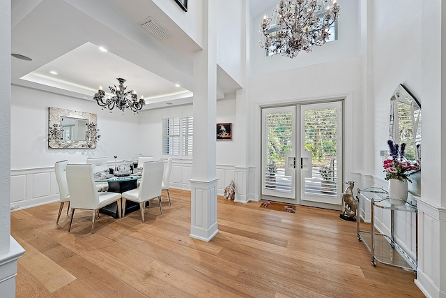 dining space featuring an inviting chandelier, plenty of natural light, visible vents, and light wood-type flooring