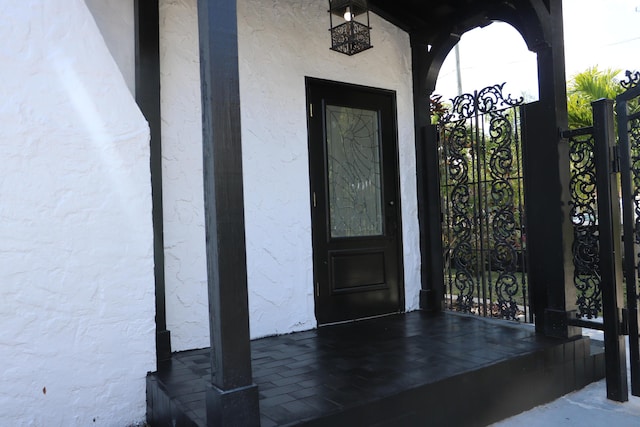 entrance to property with stucco siding