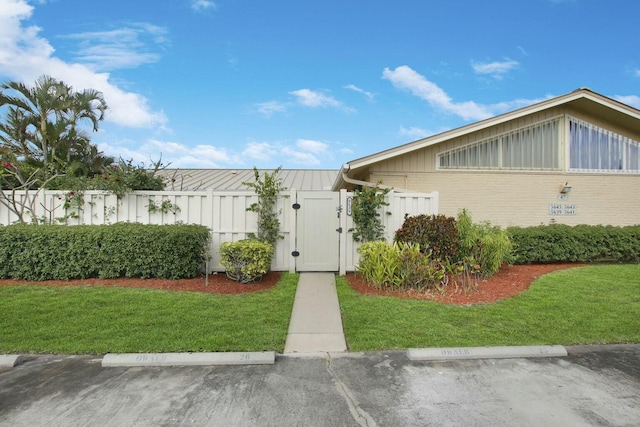 view of front of home featuring a front lawn