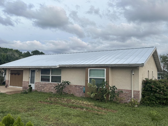 single story home with a front yard