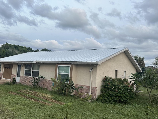 view of front of home with a front yard