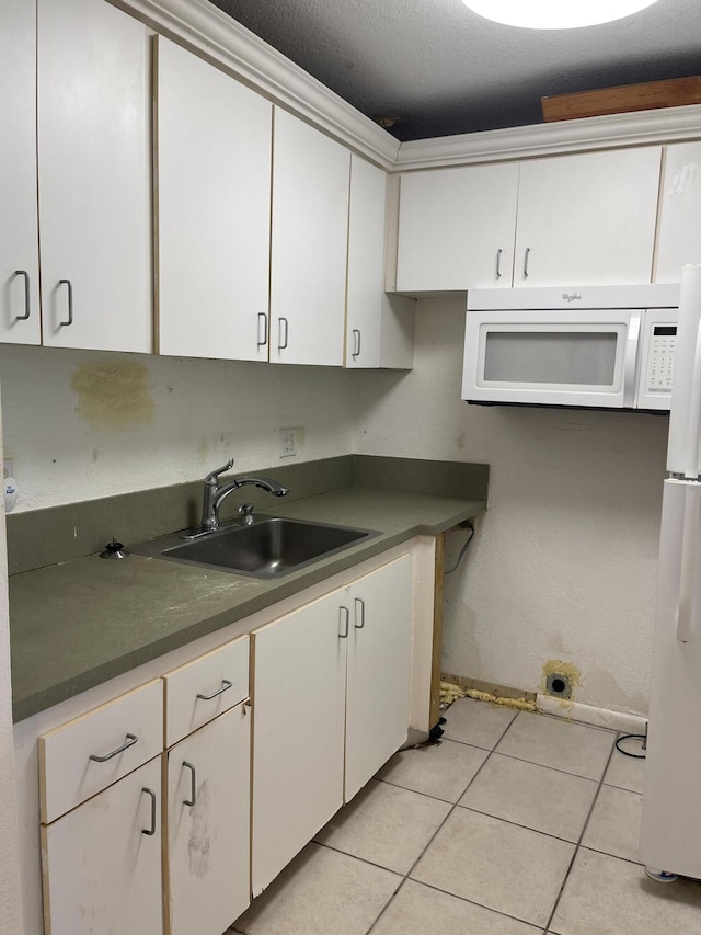 129 Ventnor I Unit 129, Deerfield Beach, FL 33442 - kitchen featuring white appliances, a sink, white cabinetry, light tile patterned floors, and dark countertops