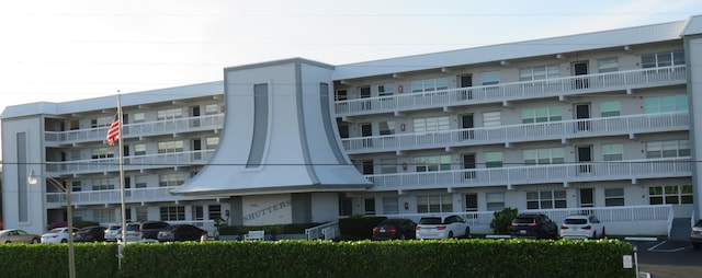 view of apartment building / complex with uncovered parking