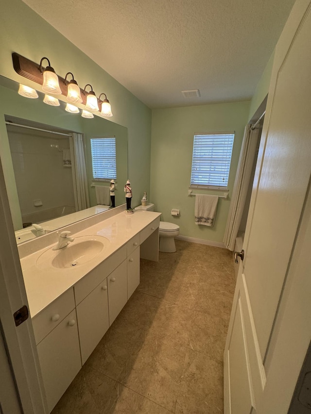 full bath featuring visible vents, a shower with shower curtain, toilet, vanity, and a textured ceiling