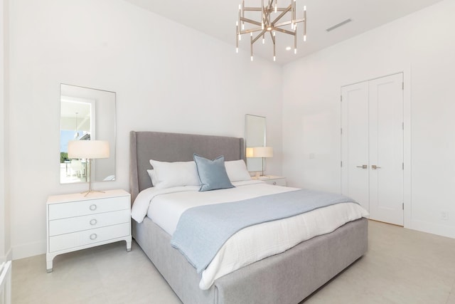 bedroom featuring visible vents, baseboards, a notable chandelier, and a closet